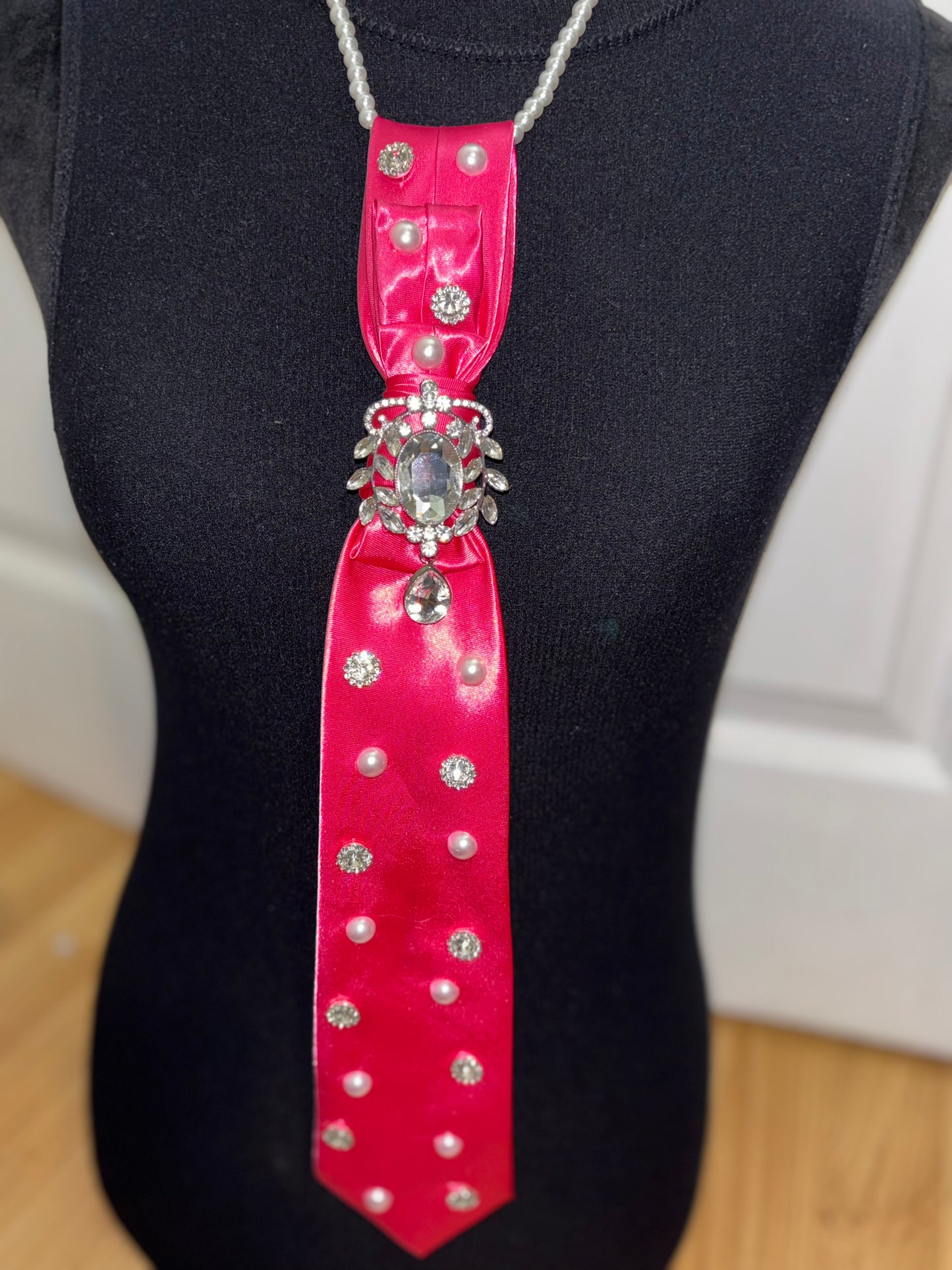π Pink Radiance Crystal Necktie