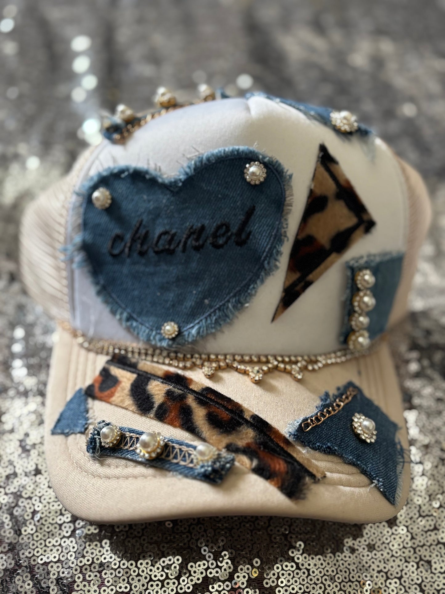 ✨ “Glam Heart Trucker – Beige Edition” ✨