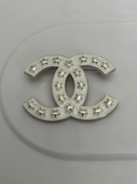 Starstruck CC Brooch – Glitter White with Silver Stars